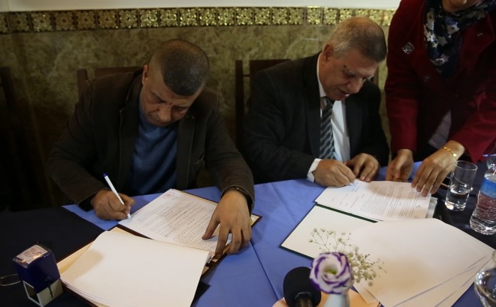 جانب من توقيع أول عقد اتفاق لمطعم محمد سعيد في غزة